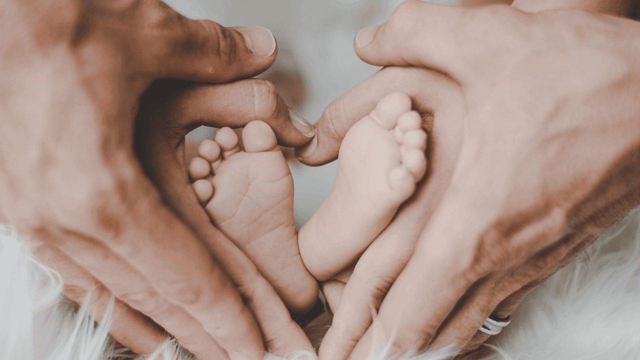 ידיים מקיפות רגליים של תינוק - אוירה לטיפולי פוריות